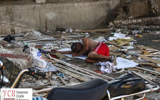 Итоги ремонта Пересыпского моста: разбитые тротуары, покосившиеся остановки, траншеи и грандиозная мусорка в районе “Радиорынка” (фоторепортаж) «фото»