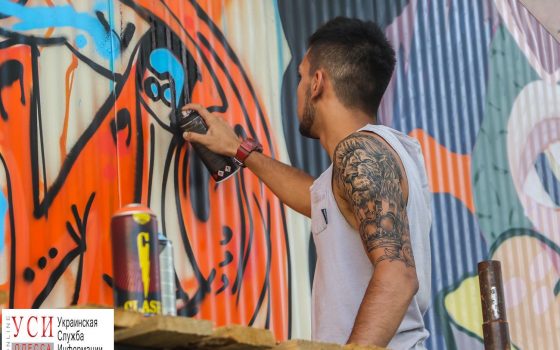 Художники со всей Украины расписали стену ТЦ на поселке Котовского (фоторепортаж) «фото»