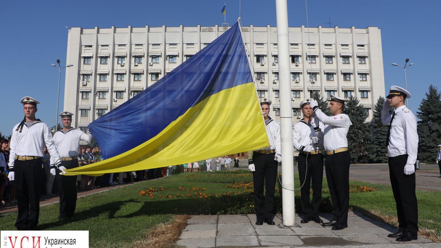 День флага: курсанты ВМС подняли знамя у Одесской областной администрации (фото) «фото»
