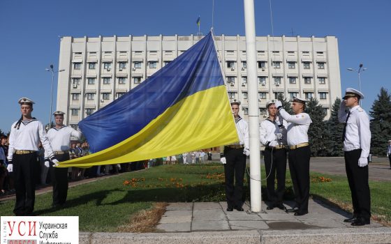 День флага: курсанты ВМС подняли знамя у Одесской областной администрации (фото) «фото»
