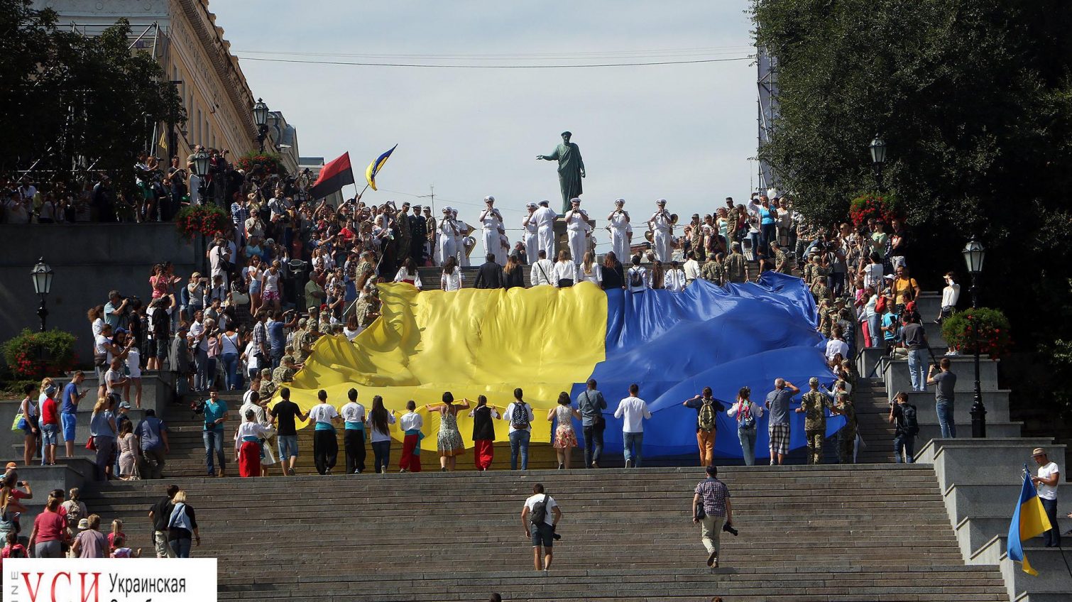 День флага: на Потемкинской лестнице развернули желто-голубое знамя (фото) «фото»