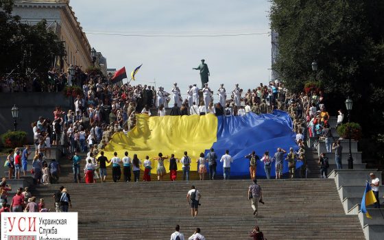 День флага: на Потемкинской лестнице развернули желто-голубое знамя (фото) «фото»
