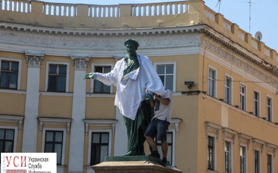 Ко Дню Независимости Дюка нарядили в “одесскую” вышиванку (фото) «фото»