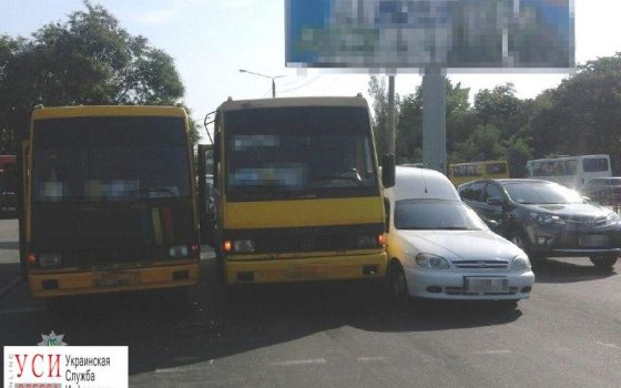 В Суворовском районе столкнулись две маршрутки и легковой автомобиль: пассажир одного из автобусов пострадал (фото) usionline.com В Суворовском районе столкнулись две маршрутки и легковой автомобиль: пассажир одного из автобусов пострадал (фото) «фото»
