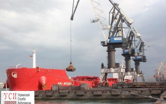 В Южном в жестких условиях разгрузили огромный балкер с углем из ЮАР «фото»