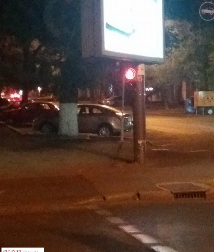 В Одессе светофоры размещают на рекламных щитах, которые мешают их обзору (фото) «фото»