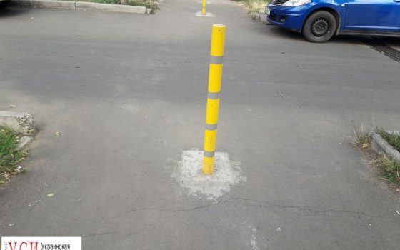 Зеленую зону возле поликлиники на Таирова спасли от автомобилей (фотофакт) «фото»