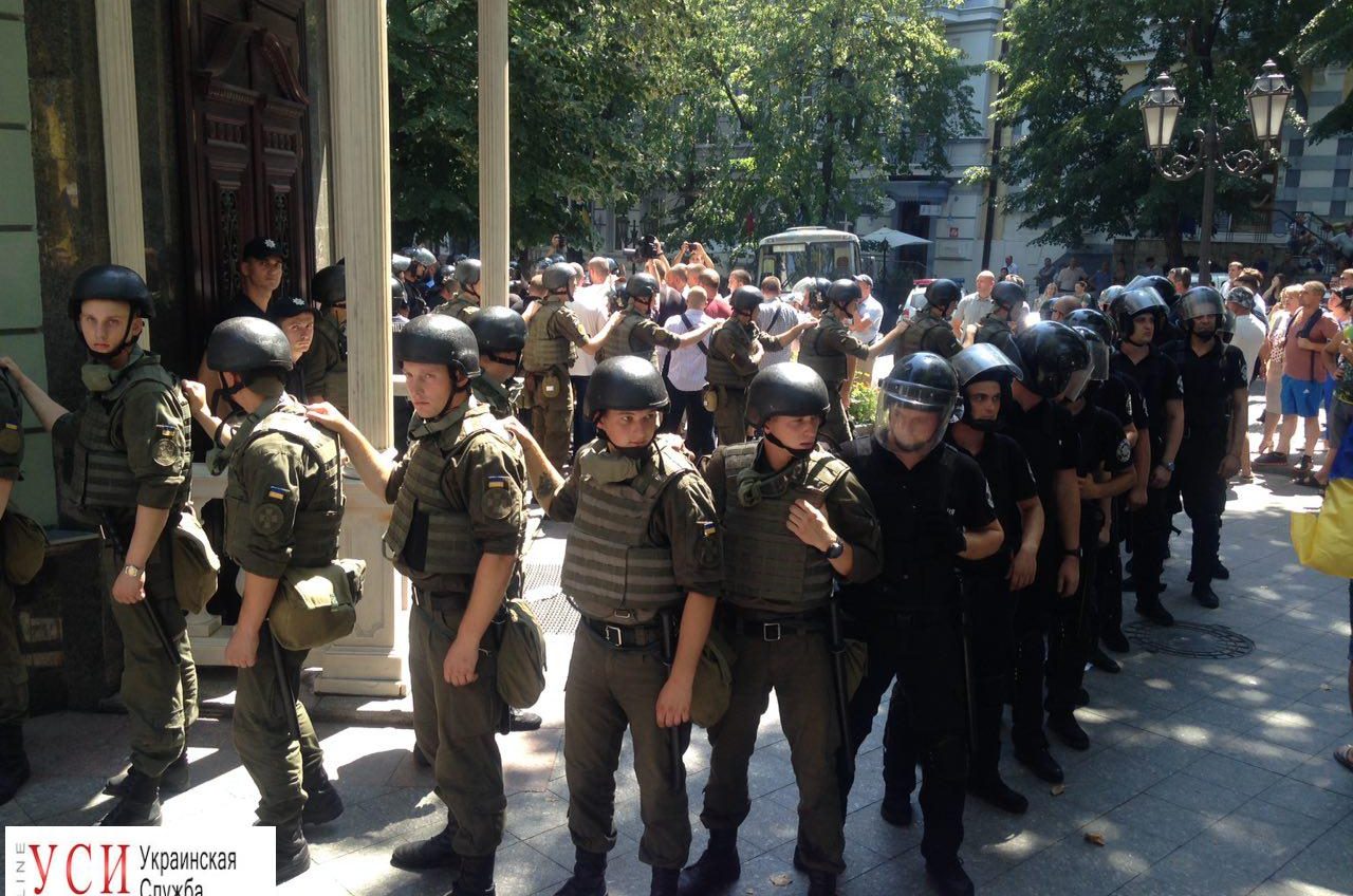 Активисты Нацкорпуса покинули митинг под свист горожан «фото»