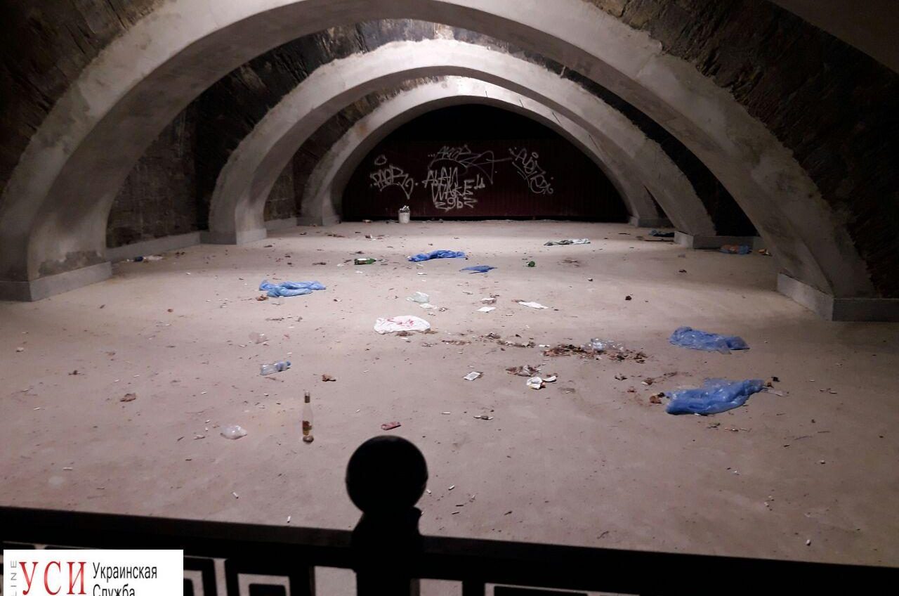 Проходы под Потемкинской лестницей превратились в свалку мусора (фото) «фото»