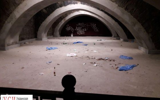 Проходы под Потемкинской лестницей превратились в свалку мусора (фото) «фото»