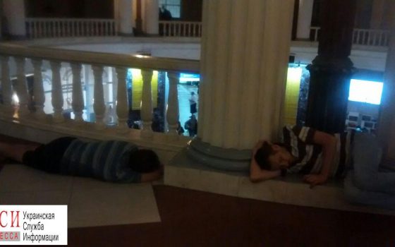 “Прелести” ж/д вокзала: неприятный запах и спящие на полу люди (фотофакт) «фото»