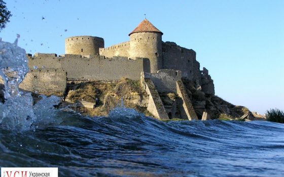 Спорт, история и туризм: Василий Ломаченко покорил вершину Аккерманской крепости (видео) «фото»