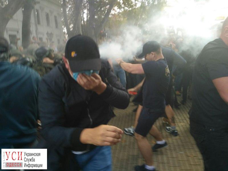 Одесситы попытались прорваться в мэрию: в ход пошел газ (фото) «фото»