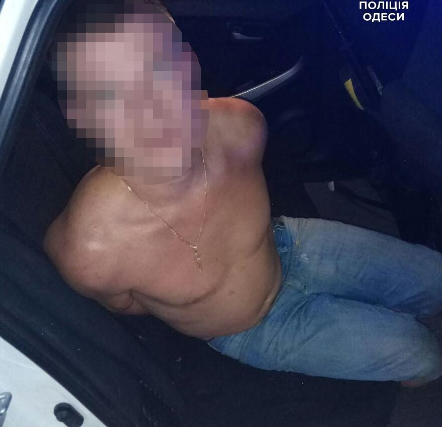 Пьяный мужчина подрался с полицейским в Одессе (фото) «фото»