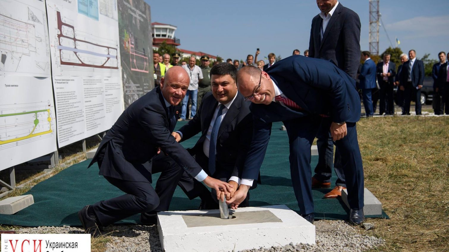 Гройсман заложил капсулу на месте строительства новой взлетной полосы Одесского аэропорта (фото) «фото»