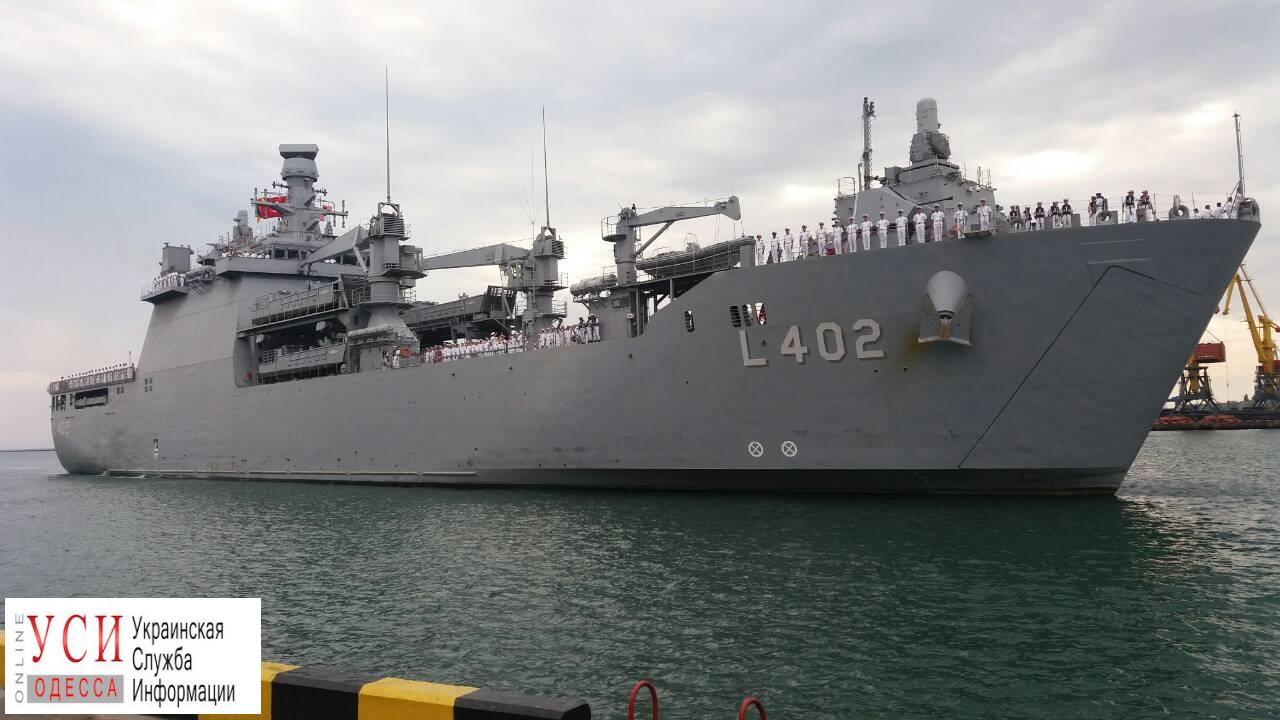 В Одессу на десантном корабле прибыли турецкие курсанты (фото) «фото»