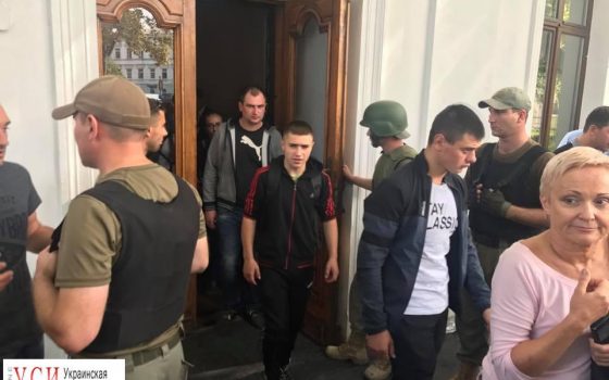 Для “охраны” мэрии  во время сессии Труханов мобилизовал спортсменов из клуба тай-бокса “Капитан” (фото) «фото»