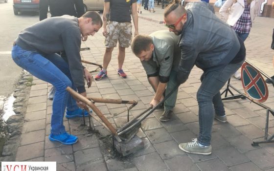 В Одессе активисты демонтируют юнипаркеры “для православных” (фото) «фото»