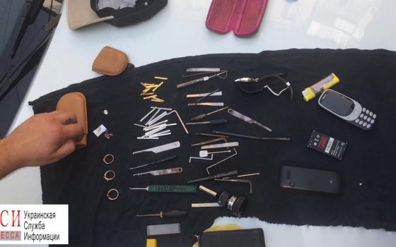 В Киевском районе Одессы полицейские задержали банду квартирных воров (фото) «фото»