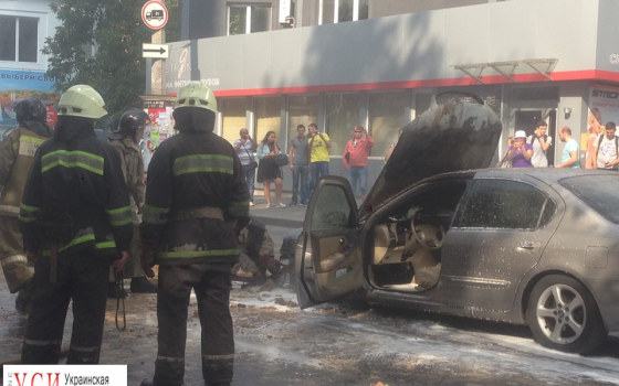 На 5-й станции Большого Фонтана посреди дороги сгорел автомобиль (фото, видео) «фото»