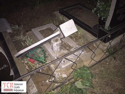 В Черноморске вандал ради забавы крушил городское кладбище (фото) «фото»