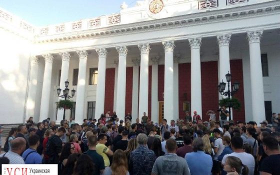 Митинг после пожара в “Виктории”: одесситы требуют отставки Труханова, чиновника облили водой (фото) «фото»