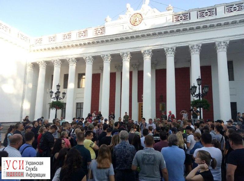 Митинг после пожара в “Виктории”: одесситы требуют отставки Труханова, чиновника облили водой (фото) «фото»