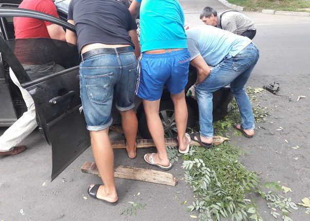 На поселке Котовского автомобиль провалился под асфальт