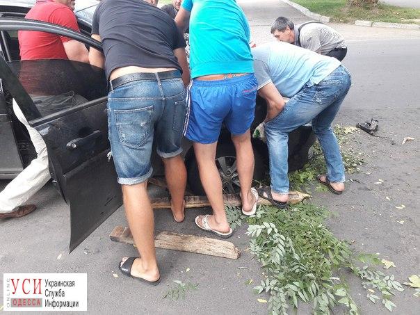 На поселке Котовского автомобиль провалился под асфальт (фото) «фото»