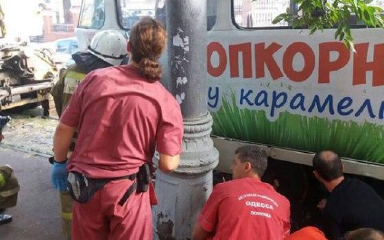 В Одессе женщина споткнулась и угодила под трамвай «фото»
