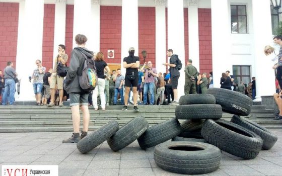 Одесситы прорываются в мэрию после гибели детей в лагере “Виктория” (фото,видео, обновляется) «фото»