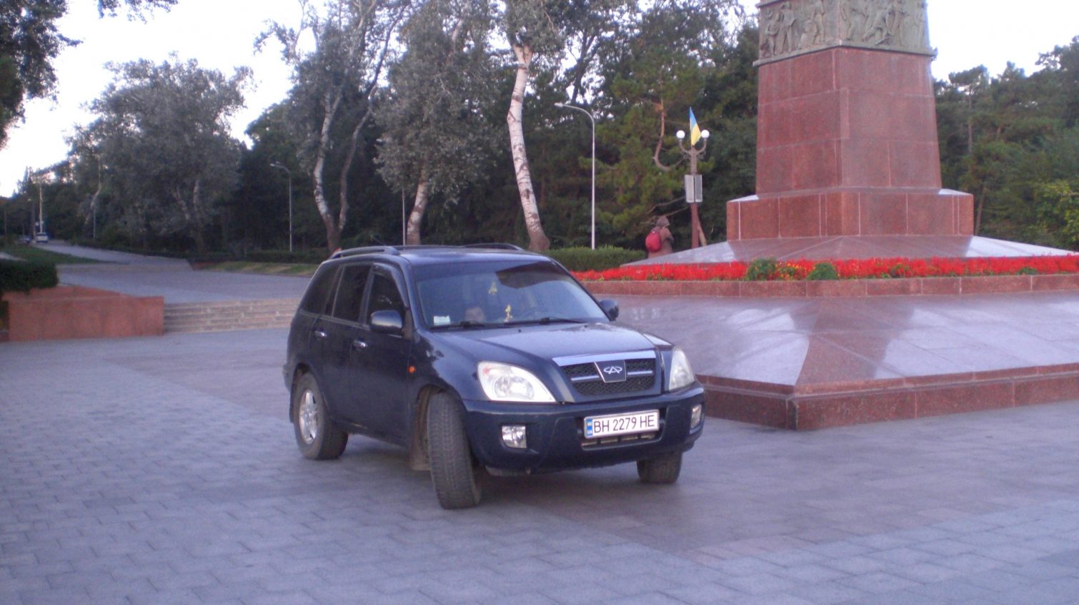 В Одессе автохам припарковался у памятника Неизвестному матросу на Аллее Славы (фото) «фото»