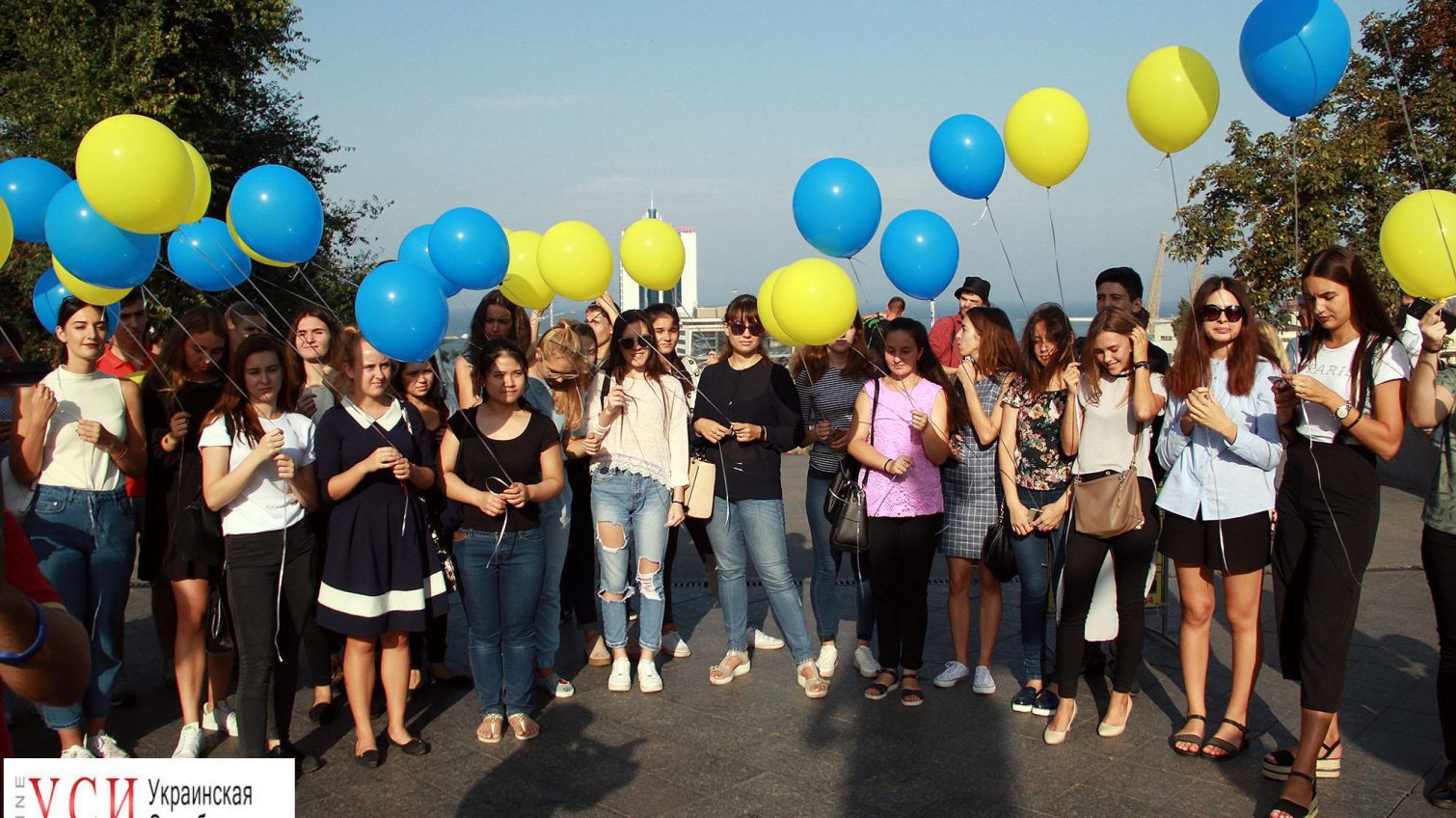 В честь Дня мира студенты запустили в небо шарики на Приморском бульваре (фото) «фото»