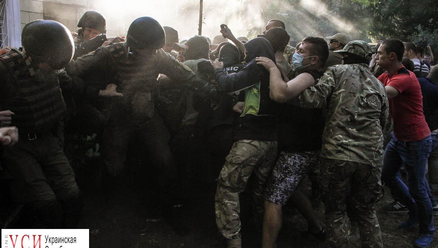 По фактам столкновений у Черноморского горсуда открыли уголовное производство «фото»