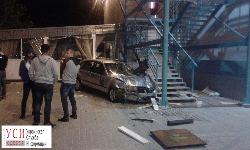 Авария на поселке Котовского: автомобиль протаранил кафе (фото, видео) «фото»