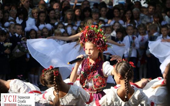 Первый звонок: цветы, стихи и белые гольфы (фоторепортаж) «фото»