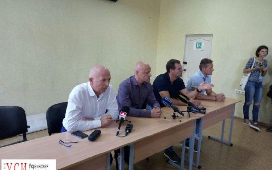 Труханова освистали и пытались забросать яйцами после встречи с родителями детей, пострадавших в “Виктории” (видео) «фото»