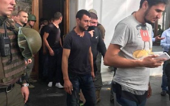 Активист “Уличного фронта” охранял Труханова во время сессии – его уже выгнали из организации «фото»
