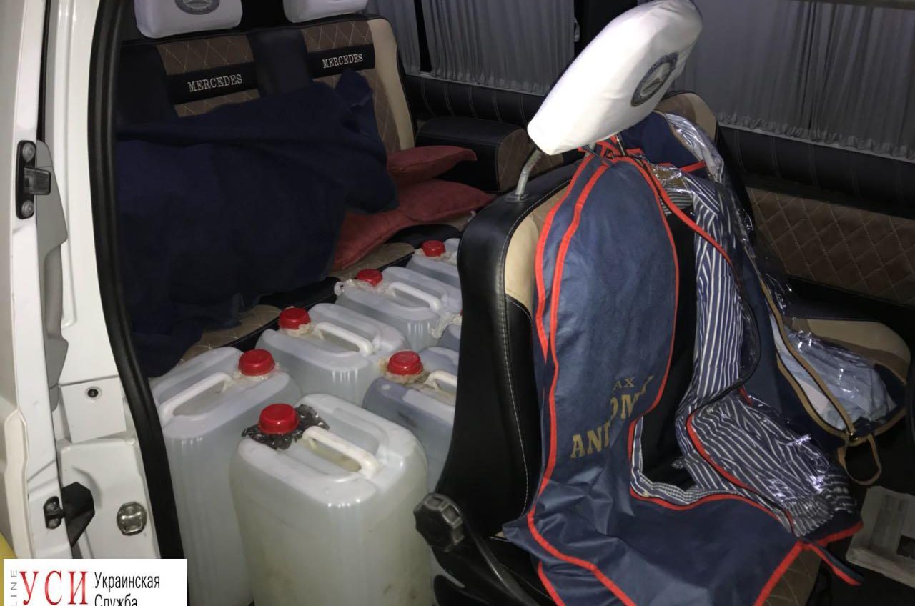 На границе задержали микроавтобус с алкоголем, который везли на продажу в Одессу (фото, видео) «фото»