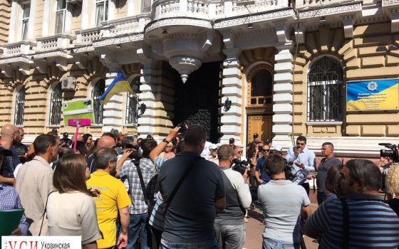 В Одессе пикетируют управление полиции из-за избиения активистов (фото) ОБНОВЛЯЕТСЯ usionline.com В Одессе пикетируют управление полиции из-за избиения активистов (фото) ОБНОВЛЯЕТСЯ «фото»