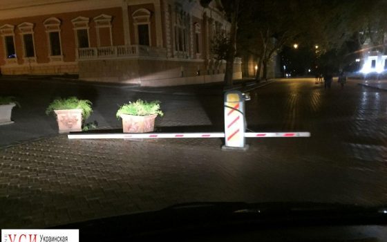 Пьяный дебошир ночью сломал шлагбаум на посту муниципальной охраны у мэрии (фото) usionline.com Пьяный дебошир ночью сломал шлагбаум на посту муниципальной охраны у мэрии (фото) «фото»