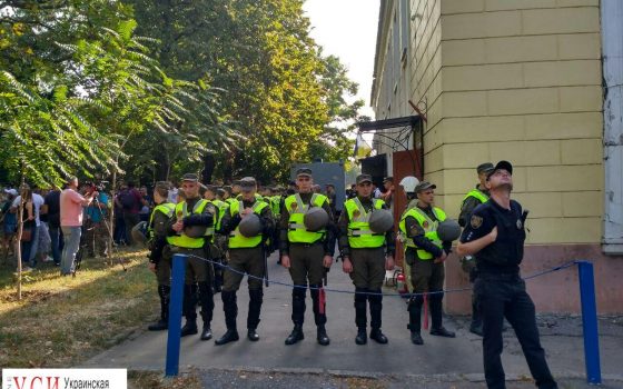 “Дело 2 мая”: у суда Черноморска собрались правоохранители и журналисты (фото) «фото»