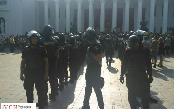 Участник акции под мэрией: полиция обеспечила Труханову право грабить город дальше (фото) «фото»