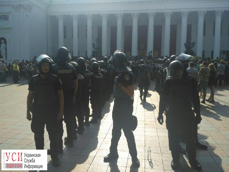 Участник акции под мэрией: полиция обеспечила Труханову право грабить город дальше (фото) «фото»