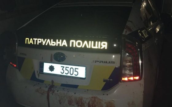 Конфликт у Привоза: пьяный виновник ДТП набросился на полицейских (фото) «фото»