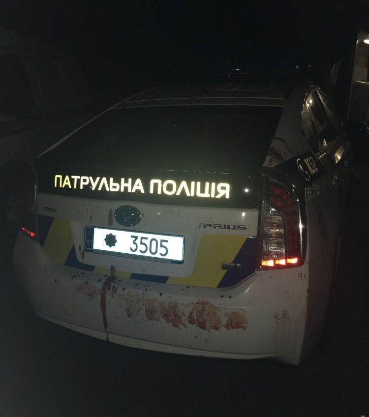 Конфликт у Привоза: пьяный виновник ДТП набросился на полицейских (фото) «фото»
