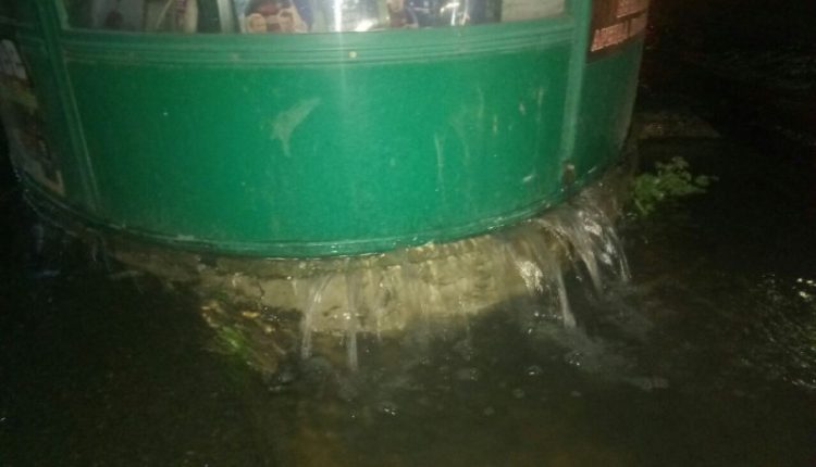 Потоп: под газетным ларьком в центре Одессы прорвало трубопровод