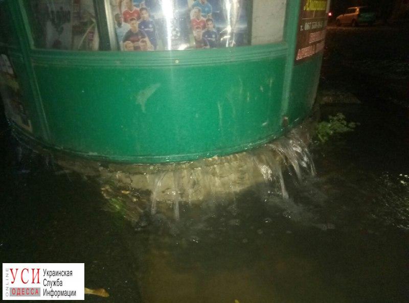 Потоп: под газетным ларьком в центре Одессы прорвало трубопровод (фото) «фото»