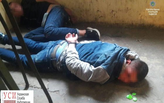 Патрульные задержали грабителей, ломившихся в квартиру на Люстдорфской дороге (фото) usionline.com Патрульные задержали грабителей, ломившихся в квартиру на Люстдорфской дороге (фото) «фото»