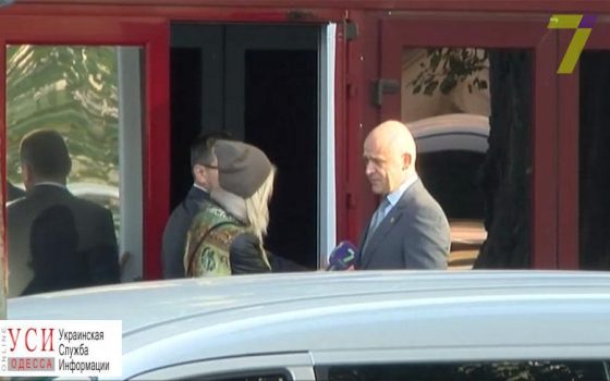 “Командировка” в НАБУ: мэра Труханова вызвали на допрос по поводу “Новой мэрии” (фото) usionline.com “Командировка” в НАБУ: мэра Труханова вызвали на допрос по поводу “Новой мэрии” (фото) «фото»